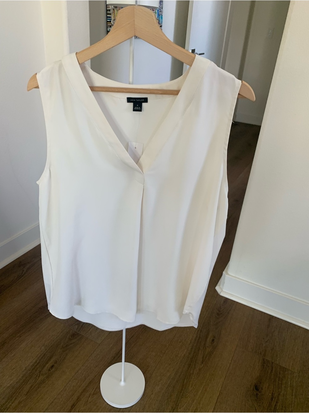 Ann Taylor White Sleeveless V-Neck Top in Cream - Size M